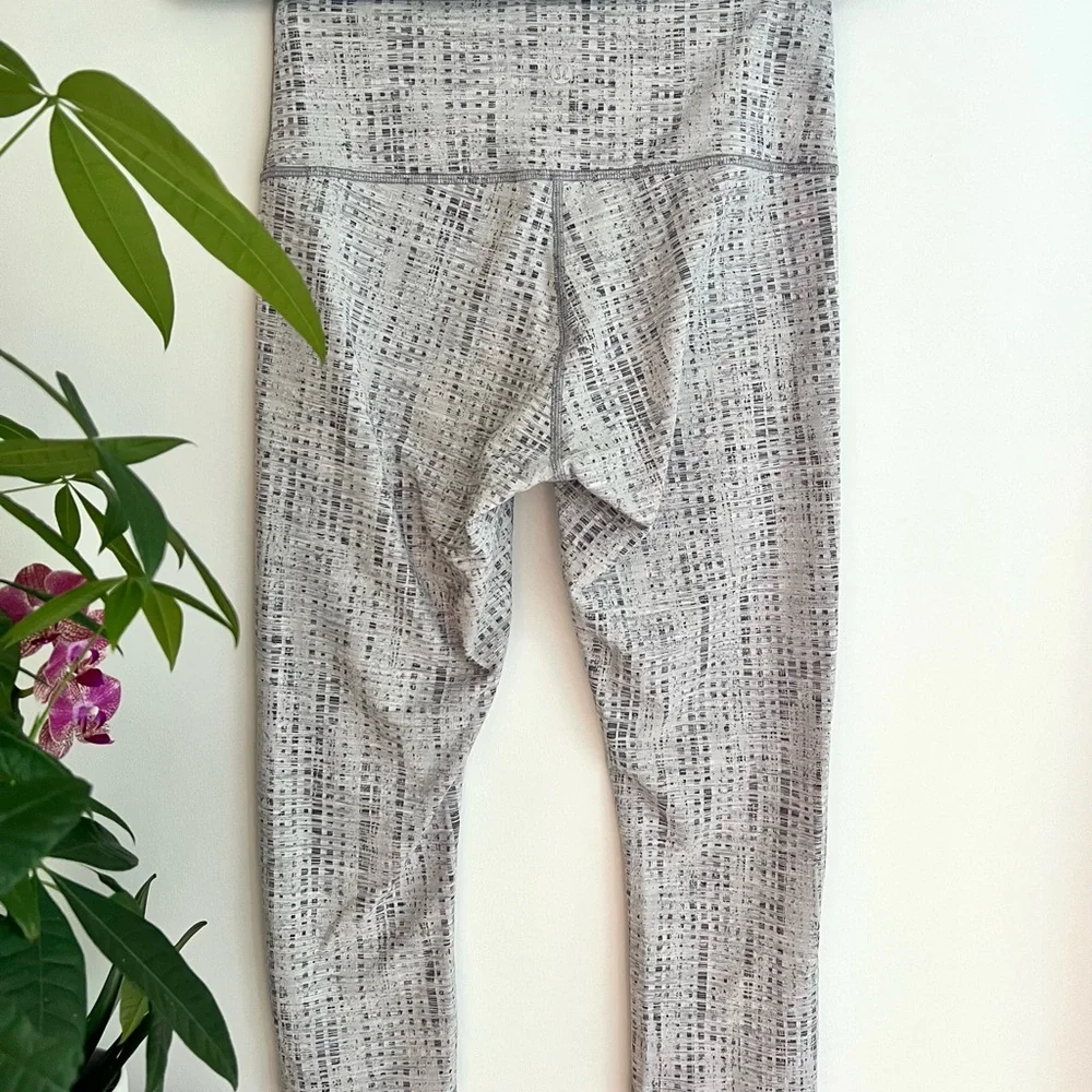 Lululemon Capri Length Grey Patterned Leggings - Picture 5 of 5